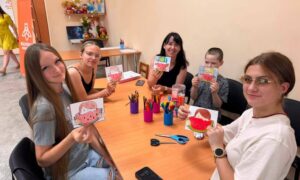 Літня творчість і яскраві емоції: у Нікополі для дітей провели арттерапевтичне заняття (фото)