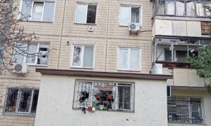 У Обстріляли будинок, де були хлопчик з мамою, і скерували дрон у вікно квартири: четверо поранених у Нікополі і області - поліція (фото)
