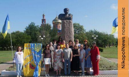 Квіти, хвилина мовчання та пам’ять про Героїв: як у Покрові відзначили День Української Державності (фото)