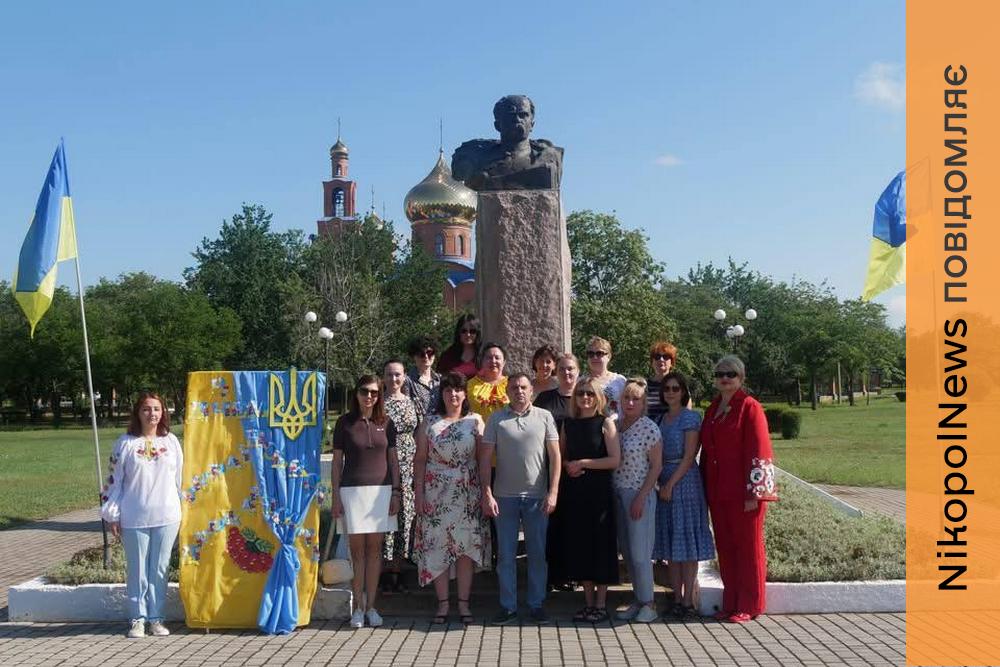 Квіти, хвилина мовчання та пам’ять про Героїв: як у Покрові відзначили День Української Державності (фото)