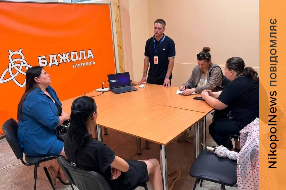 Як не стати жертвою шахраїв: у Центрі життєстійкості Нікополя провели заняття з кібербезпеки