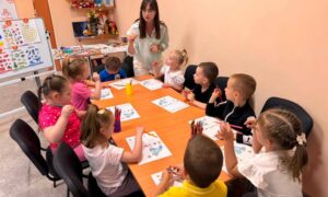 Малювали яблука та вчили кольори: у Центрі життєстійкості Нікополя відбулося заняття для дітей (фото)
