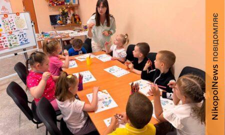 Малювали яблука та вчили кольори: у Центрі життєстійкості Нікополя відбулося заняття для дітей (фото)