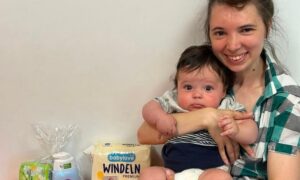У дитячій лікарні Нікополя мами з дітками отримали подарунки (4)