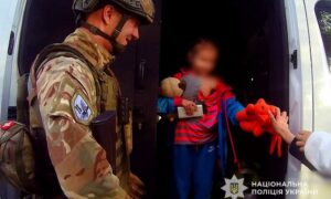 «Їдемо, аби діти не чули вибухів»: з Нікополя та району евакуювали родину з двома дітьми та маломобільного чоловіка (відео)