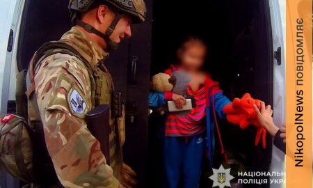 «Їдемо, аби діти не чули вибухів»: з Нікополя та району евакуювали родину з двома дітьми та маломобільного чоловіка (відео)