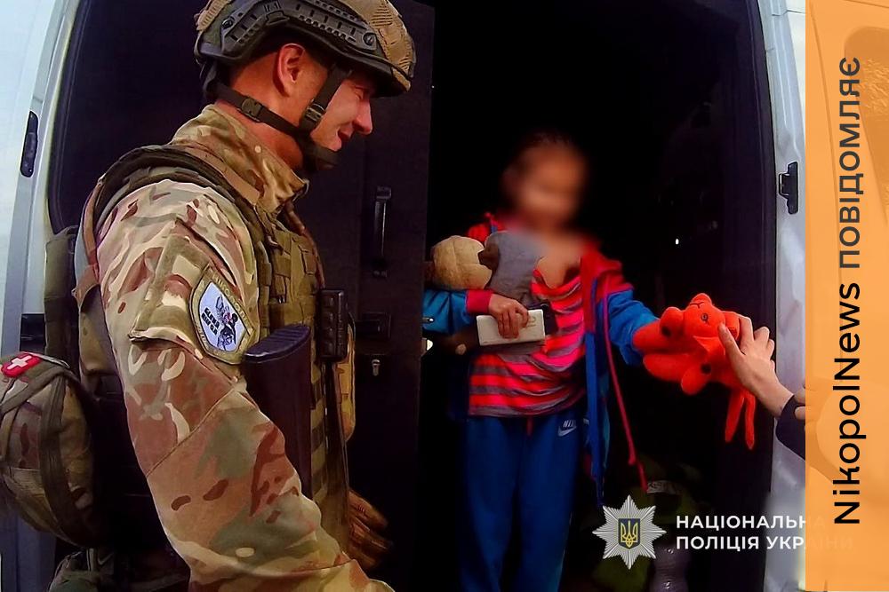 «Їдемо, аби діти не чули вибухів»: з Нікополя та району евакуювали родину з двома дітьми та маломобільного чоловіка (відео)