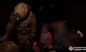 «Я боюся дронів…»: з Нікополя евакуювали родину з 3 дітьми поліцейські «Білого янгола» (відео)