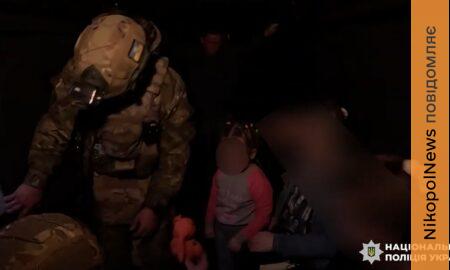 «Я боюся дронів…»: з Нікополя евакуювали родину з 3 дітьми поліцейські «Білого янгола» (відео)