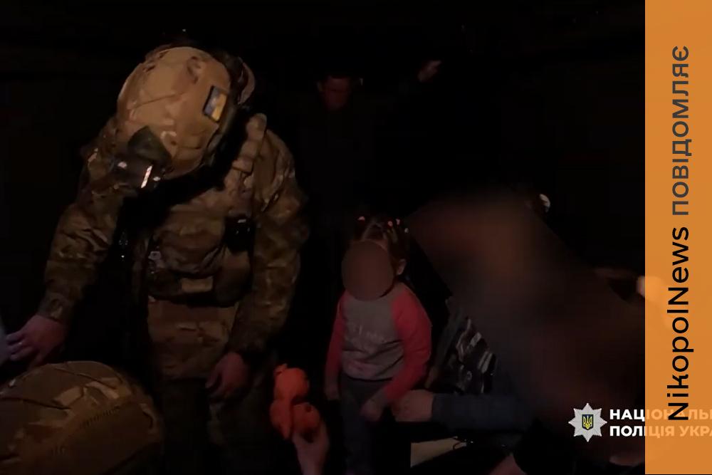 «Я боюся дронів…»: з Нікополя евакуювали родину з 3 дітьми поліцейські «Білого янгола» (відео)