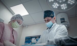 «Ми кожної хвилини можемо отримати приліт»: у Нікополі показали фільм про дитячу міську лікарню (відео)