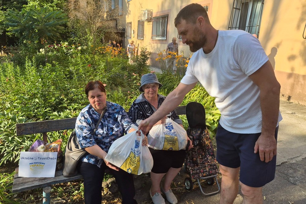 Жителі Нікополя отримали продуктові набори 11 Жителі Нікополя отримали продуктові набори 11