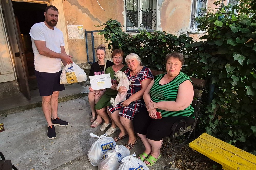 Жителі Нікополя отримали продуктові набори 2 Жителі Нікополя отримали продуктові набори 2