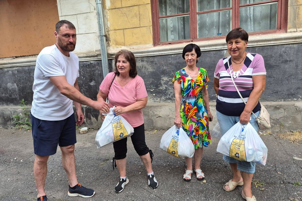 Жителі Нікополя отримали продуктові набори 5 Жителі Нікополя отримали продуктові набори 5