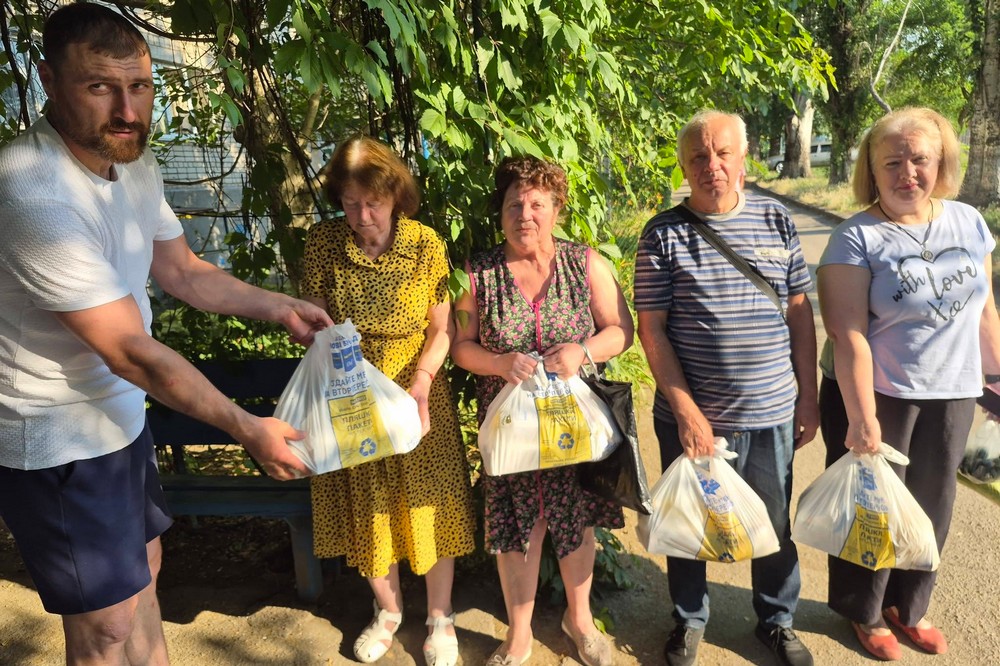 Жителі Нікополя отримали продуктові набори 6 Жителі Нікополя отримали продуктові набори 6