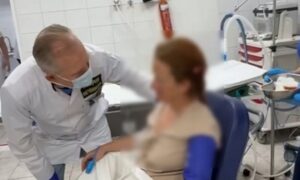 У Дніпрі рятують вагітну жінку, яка постраждала через ворожий удар по АЗС. Вона одержала важкі поранення.