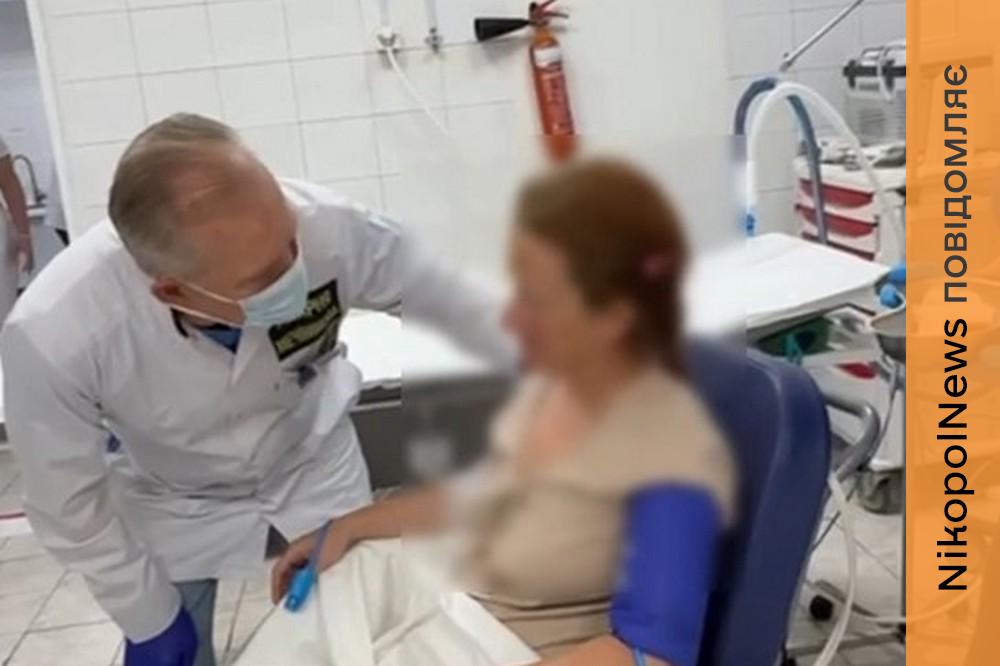 У Дніпрі рятують вагітну жінку, яка постраждала через ворожий удар по АЗС. Вона одержала важкі поранення.