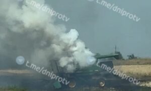 Ворог атакував комбайн біля траси «Дніпро-Запоріжжя»: техніка згоріла, спалахнуло поле (відео)