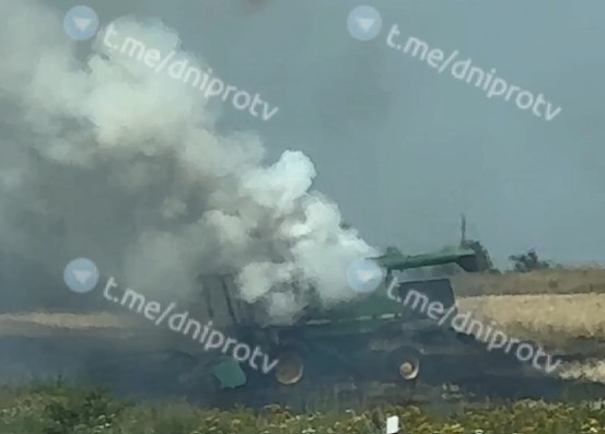 Ворог атакував комбайн біля траси «Дніпро-Запоріжжя»: техніка згоріла, спалахнуло поле (відео)