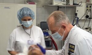 Просто їхав вранці на роботу… Вибух, клінічна смерть, кома 7 днів – у Дніпрі рятують важко пораненого чоловіка (відео)