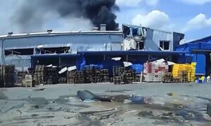 Уламок влучив у дворічну дівчинку: відео перших хвилин після удару КАБами по Павлограду оприлюднила поліція