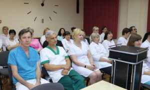 Нагородили медиків Нікопольського феросплавного заводу і привітали з професійним світом - список нагороджених (фото)