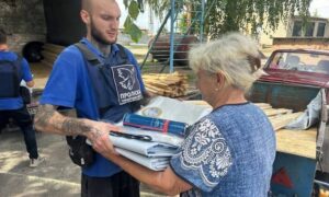 «За кілька хвилин руйнується те, що будувалося роками»: на Нікопольщині постраждалим від обстрілу надали допомогу (фото)