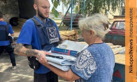 «За кілька хвилин руйнується те, що будувалося роками»: на Нікопольщині постраждалим від обстрілу надали допомогу (фото)