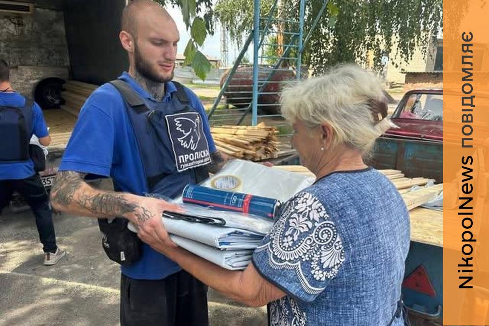 «За кілька хвилин руйнується те, що будувалося роками»: на Нікопольщині постраждалим від обстрілу надали допомогу (фото)