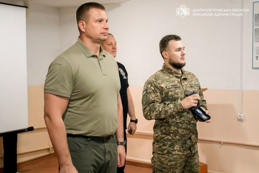 Збивають ворожі БпЛА на Нікопольщині: 8 воїнів-нацгвардійців отримали нагороди від начальника ДніпроОВА (фото)