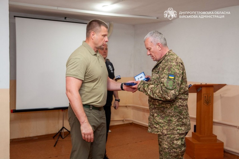 Збивають ворожі БпЛА на Нікопольщині: 8 воїнів-нацгвардійців отримали нагороди від начальника ДніпроОВА (фото)