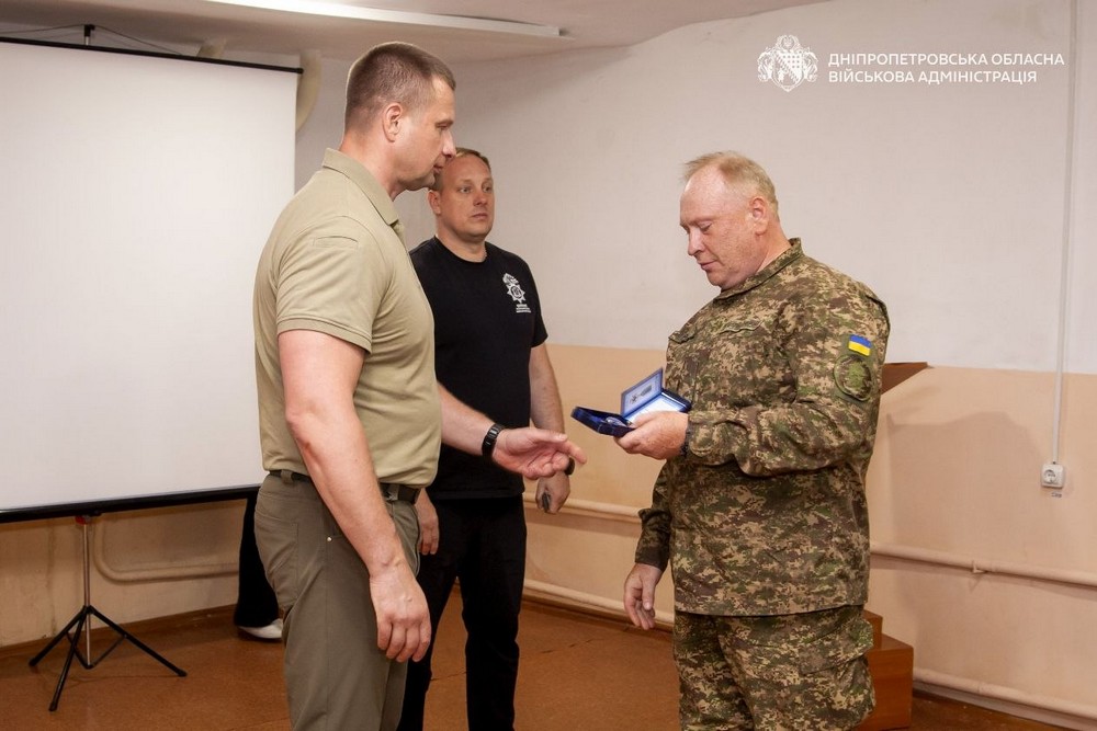 Збивають ворожі БпЛА на Нікопольщині: 8 воїнів-нацгвардійців отримали нагороди від начальника ДніпроОВА (фото)