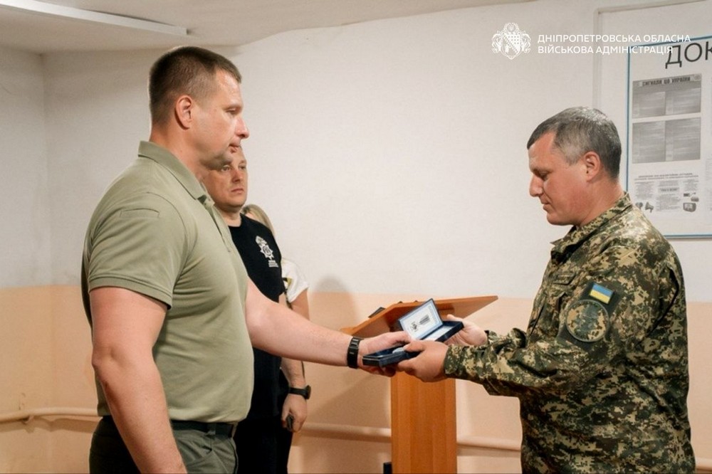 Збивають ворожі БпЛА на Нікопольщині: 8 воїнів-нацгвардійців отримали нагороди від начальника ДніпроОВА (фото)