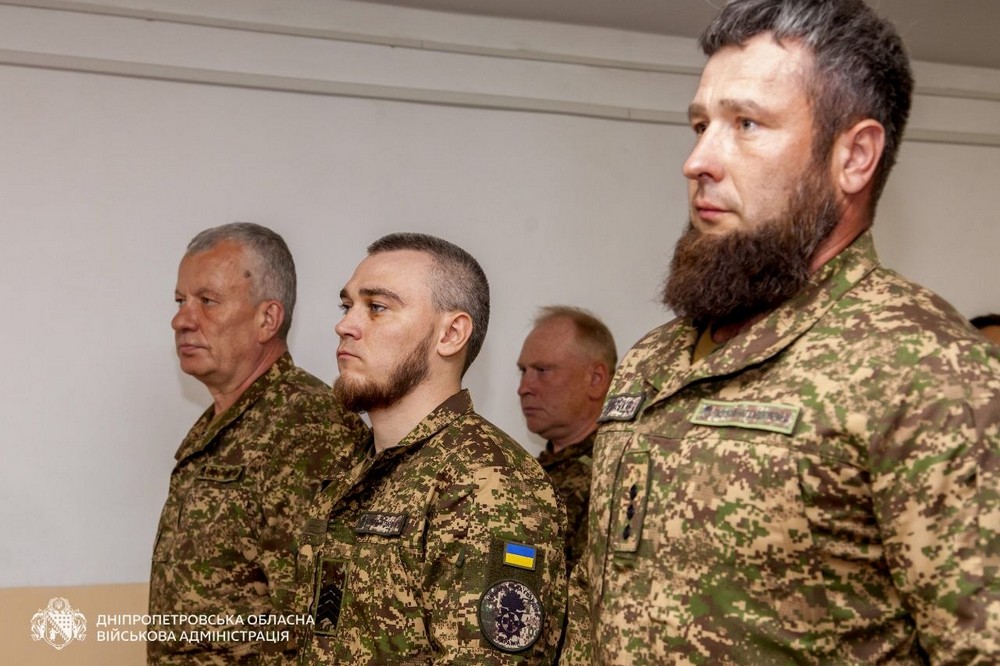 Збивають ворожі БпЛА на Нікопольщині: 8 воїнів-нацгвардійців отримали нагороди від начальника ДніпроОВА (фото)