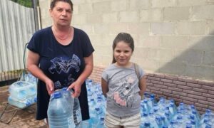 У Марганецькій громаді роздали понад 2800 пляшок питної води від міжнародних партнерів (фото)
