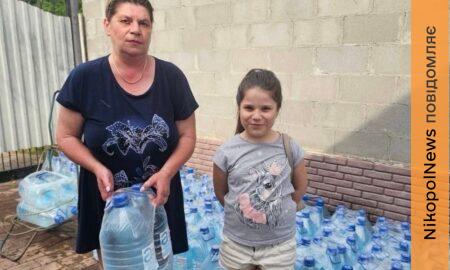 У Марганецькій громаді роздали понад 2800 пляшок питної води від міжнародних партнерів (фото)