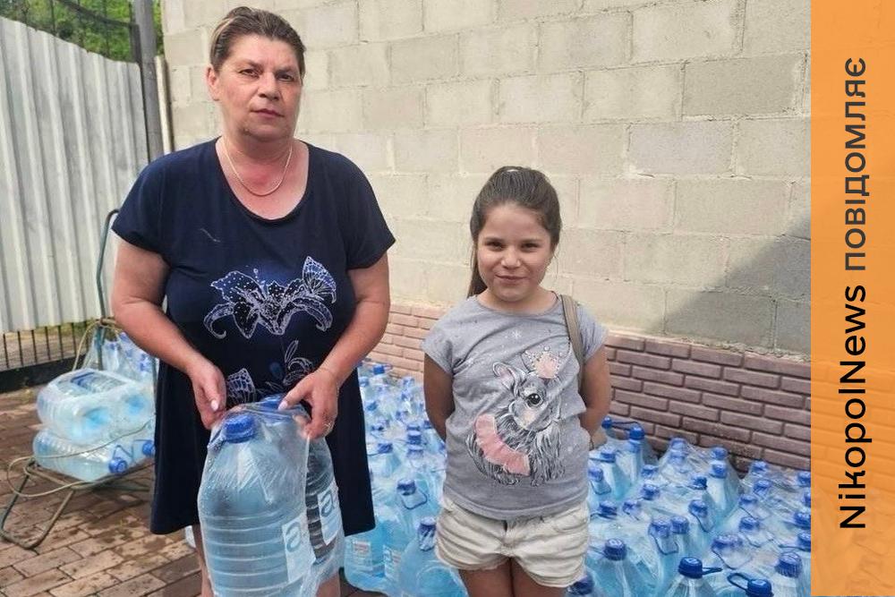 У Марганецькій громаді роздали понад 2800 пляшок питної води від міжнародних партнерів (фото)