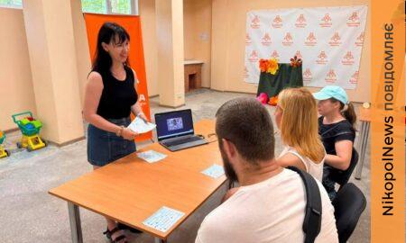 У Центрі життєстійкості Нікополя провели заняття з підготовки «тривожної валізи» на випадок небезпеки