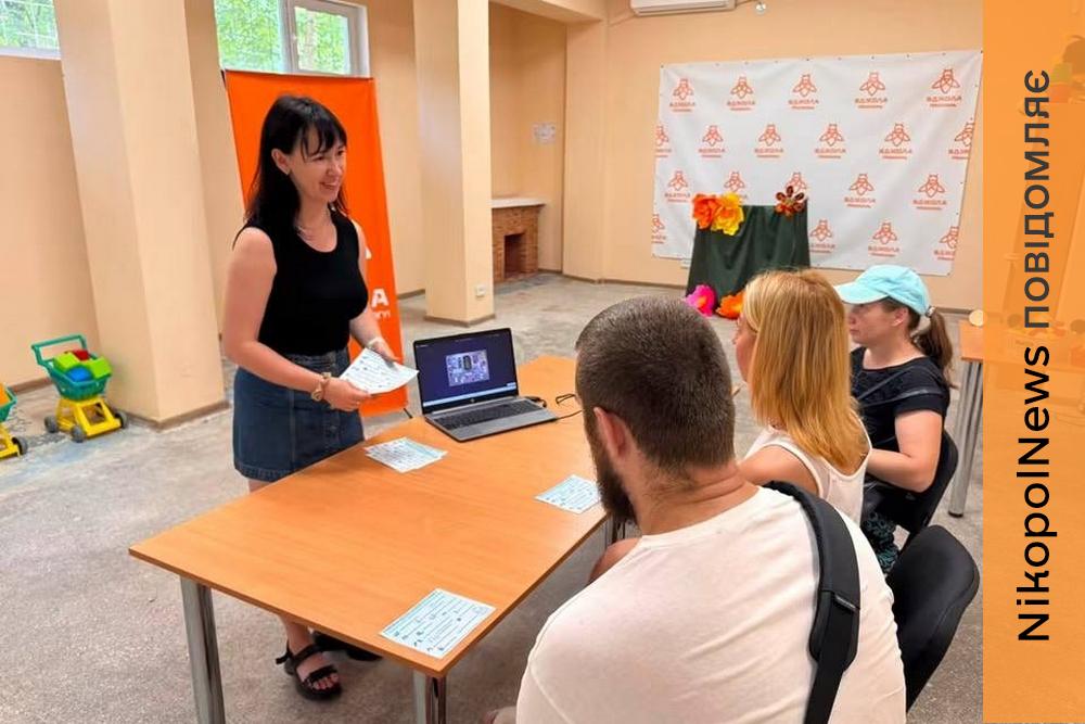 У Центрі життєстійкості Нікополя провели заняття з підготовки «тривожної валізи» на випадок небезпеки