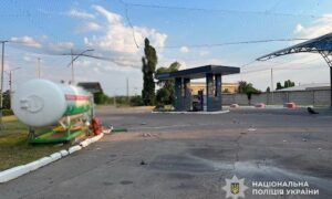 Вдарили по АЗС у Покрові, поранили чоловіка у Марганці, 3 загиблих і 30 поранених в області за добу – поліція про наслідки обстрілів Дніпропетровщини (фото)