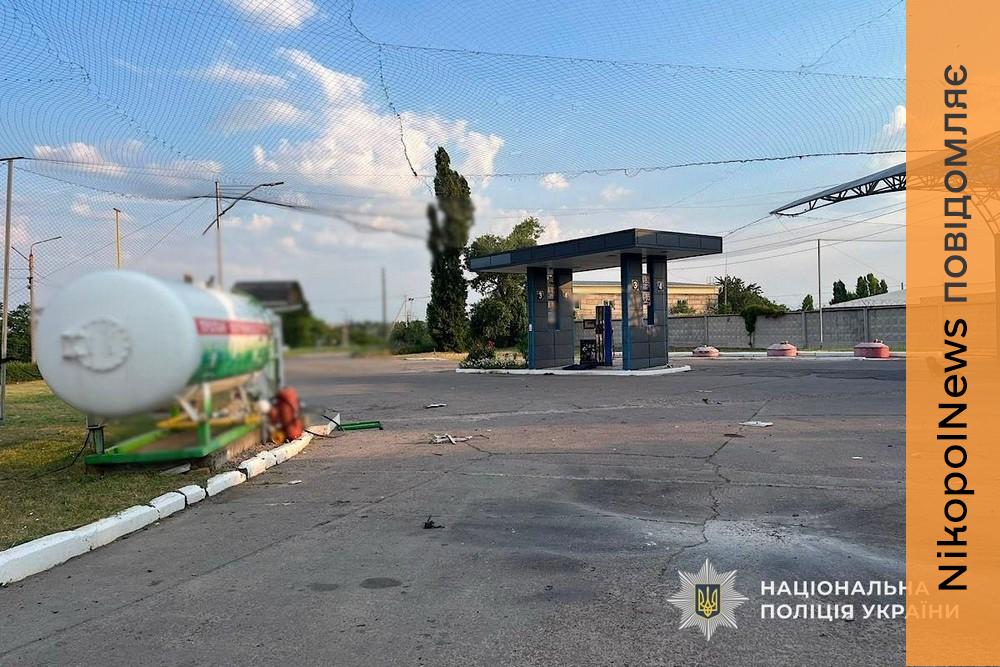Вдарили по АЗС у Покрові, поранили чоловіка у Марганці, 3 загиблих і 30 поранених в області за добу – поліція про наслідки обстрілів Дніпропетровщини (фото)