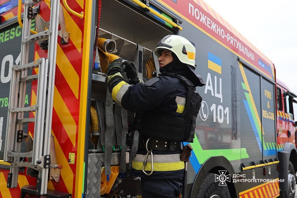 Поранені у Нікополі і Дніпрі, палали поля з пшеницею, торгівельні павільйони, авто: ДСНС про наслідки ворожих атак на область 4 липня (фото)