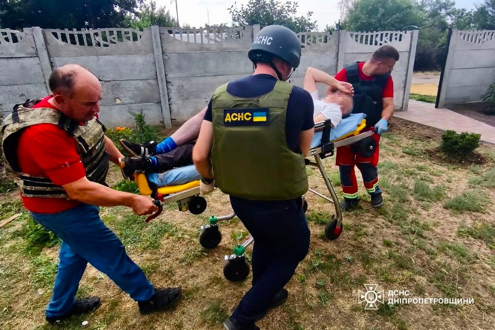 Поранені у Нікополі і Дніпрі, палали поля з пшеницею, торгівельні павільйони, авто: ДСНС про наслідки ворожих атак на область 4 липня (фото)