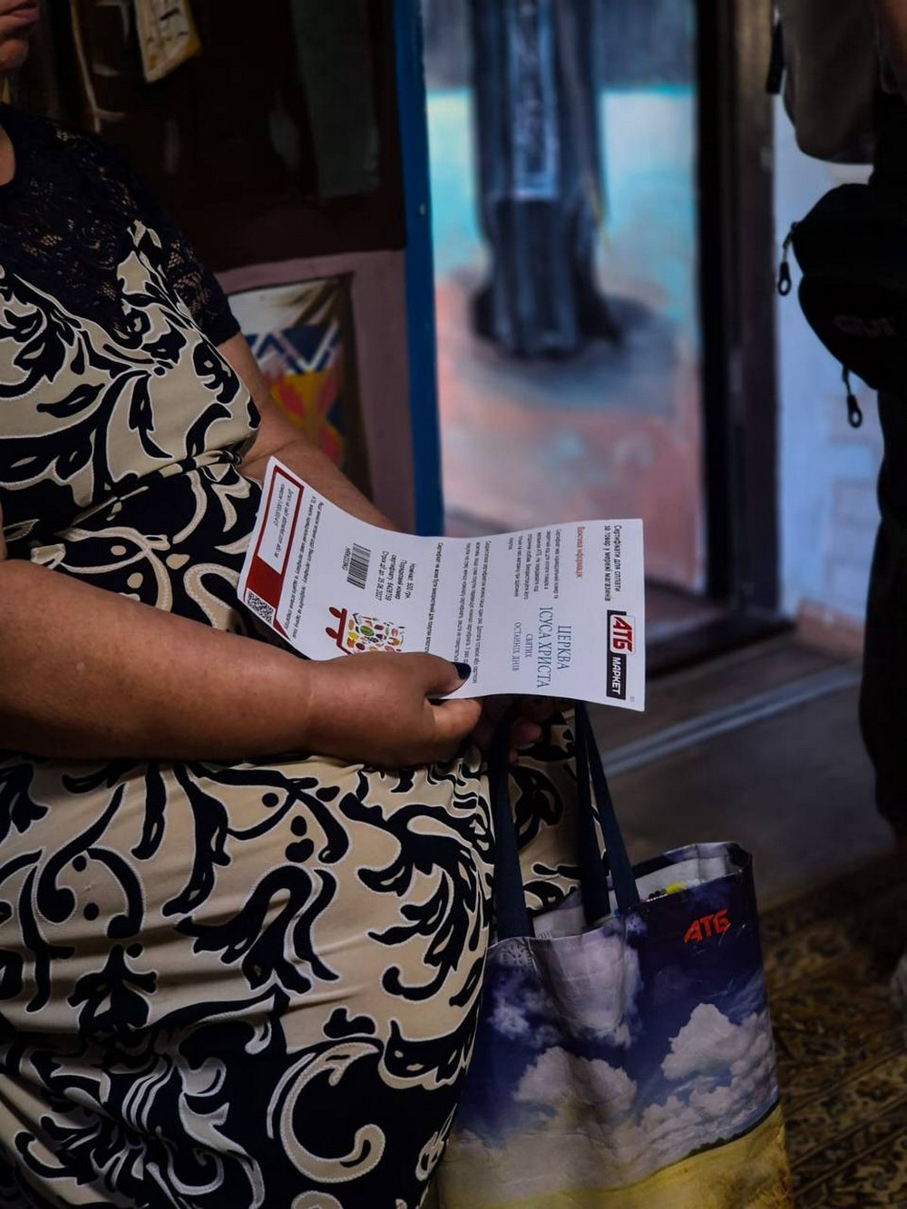 У храмі ПЦУ у Нікополі роздали продуктові сертифікати АТБ