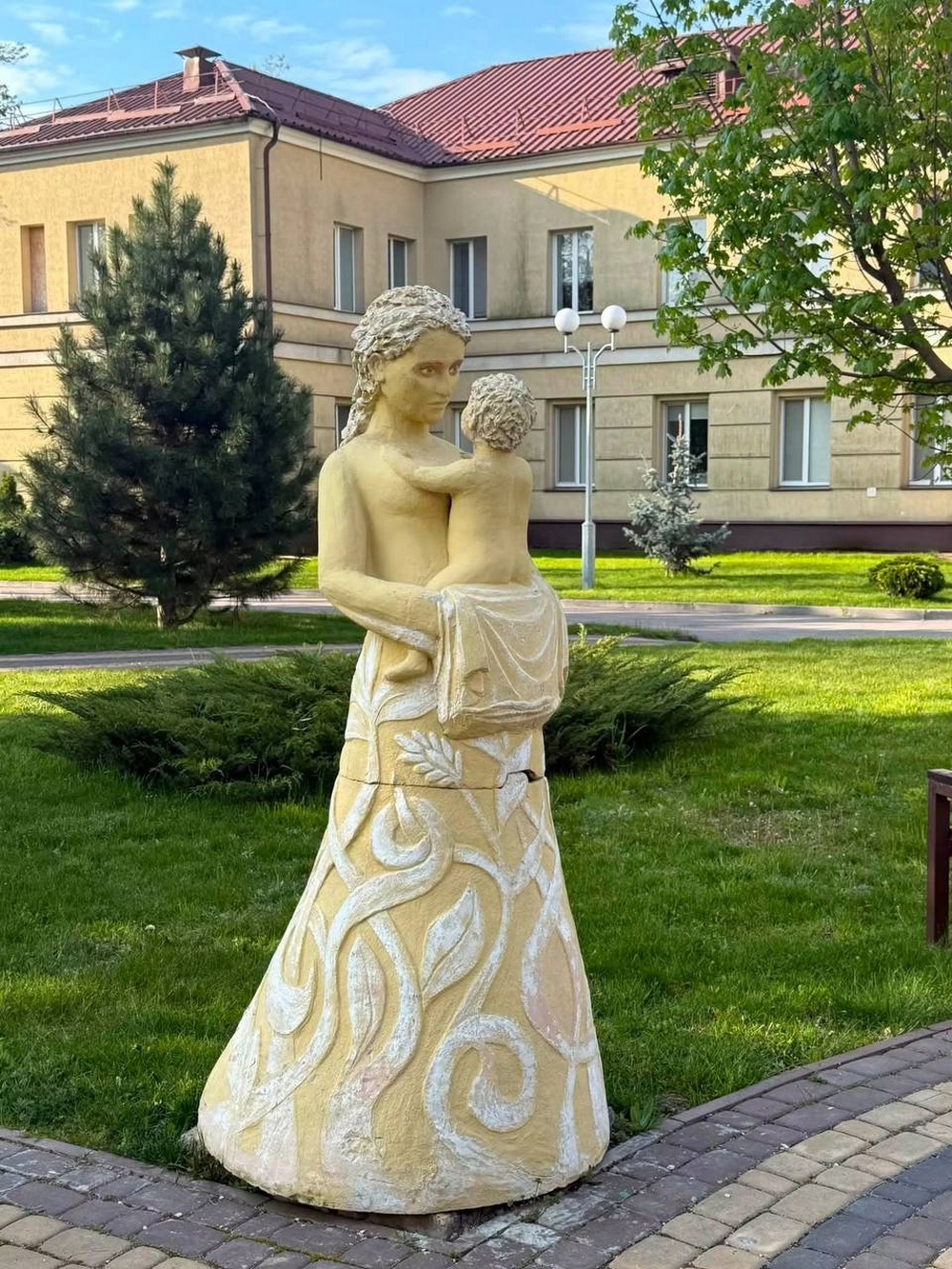 У Нікополі вандали розбили статую матері з дитиною біля дитячої лікарні