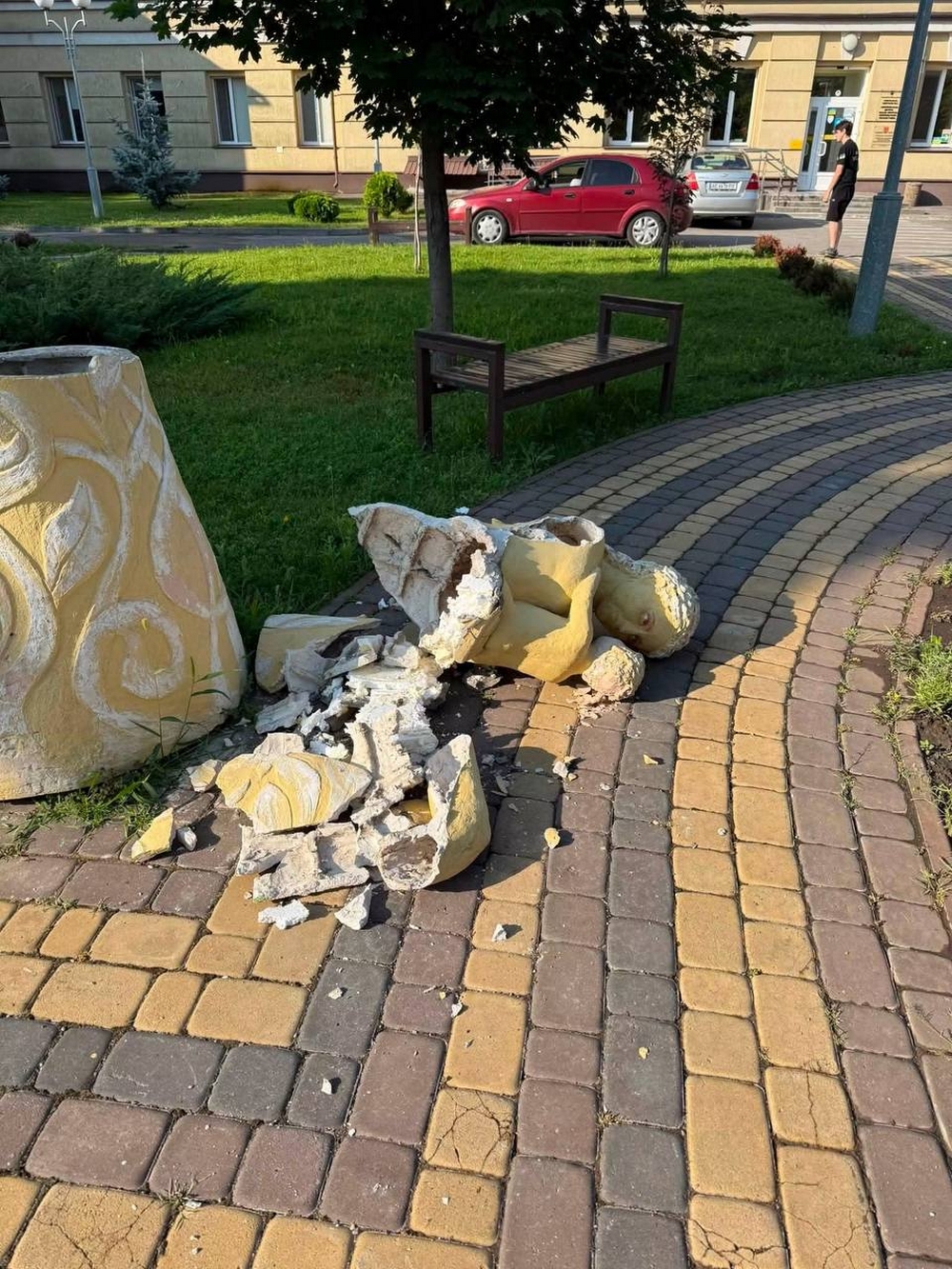 У Нікополі вандали розбили статую матері з дитиною біля дитячої лікарні