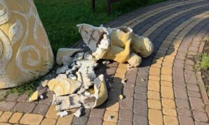 У Нікополі вандали розбили статую матері з дитиною біля дитячої лікарні