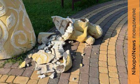 У Нікополі вандали розбили статую матері з дитиною біля дитячої лікарні