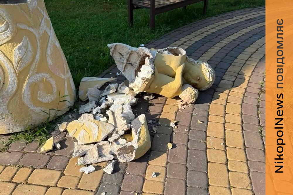 У Нікополі вандали розбили статую матері з дитиною біля дитячої лікарні