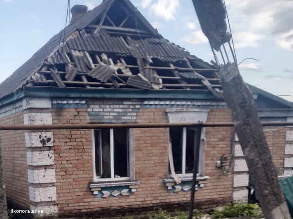 Є поранений, побито 5 багатоповерхівок і школу мистецтв у Нікополі і районі, атаковано АЗС під Дніпром, КАБи падали на Синельниківщину (фото) Є поранений, побито 5 багатоповерхівок і школу мистецтв у Нікополі і районі, атаковано АЗС під Дніпром, КАБи падали на Синельниківщину (фото)